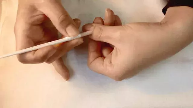 おうちでネイルケア その甘皮処理は正しいやり方 甘皮処理の３つの方法 をご紹介 ローリエプレス