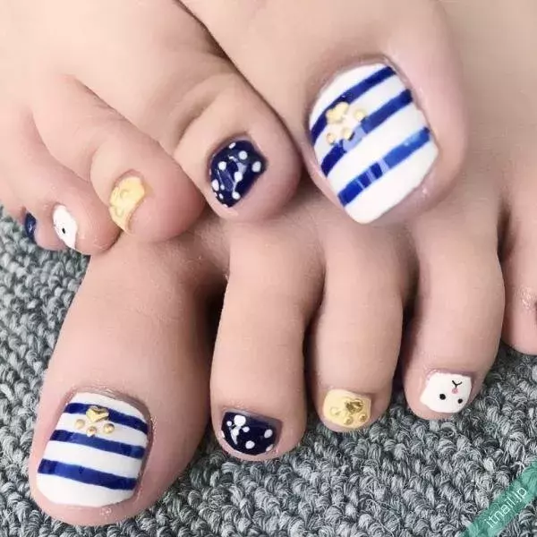 この春夏にマネしたい ドットのフットネイル デザイン帖21 ローリエプレス この春夏にマネしたい ドットのフットネイル デザイン帖21 ローリエプレス