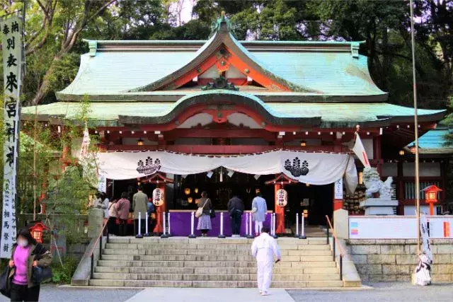 延命長寿のご利益あり 樹齢00年の大楠がある熱海 来宮神社 ローリエプレス