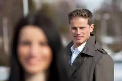 よく見るとバレバレ 男性が好きな女性にとる行動4選 ローリエプレス