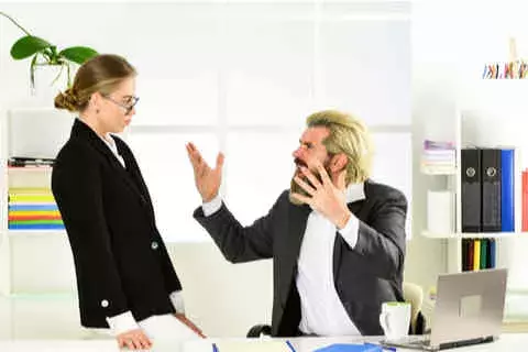 職場のむかつく人間に復讐 撃退エピソード ローリエプレス