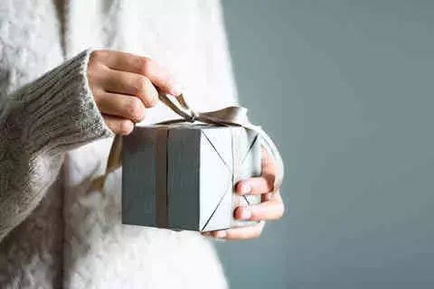 アラサー女性によるクリスマスプレゼント ベストな金額は ローリエプレス