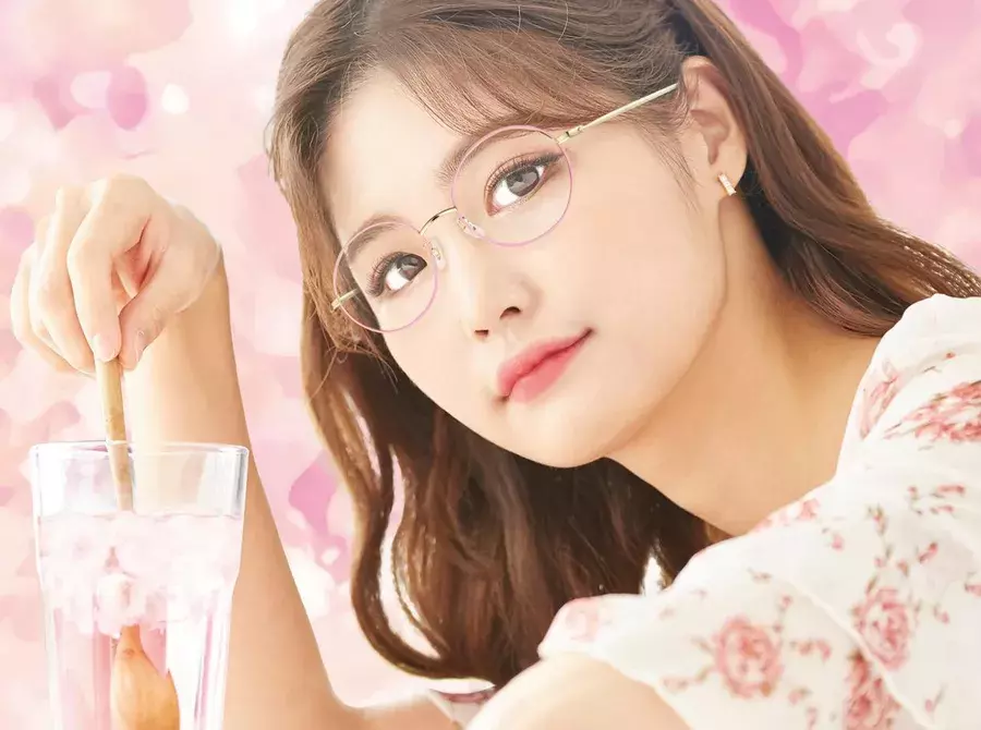 猫のように可愛く印象アップ 10 代女性向けメガネ ニャン 新発売 ローリエプレス 猫のように可愛く印象アップ 10 代女性向けメガネ ニャン 新発売 ローリエプレス