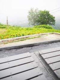 【絶景スポット】足湯を楽しみながら湯沢高原の絶景を楽しめる「雲の上のカフェ」