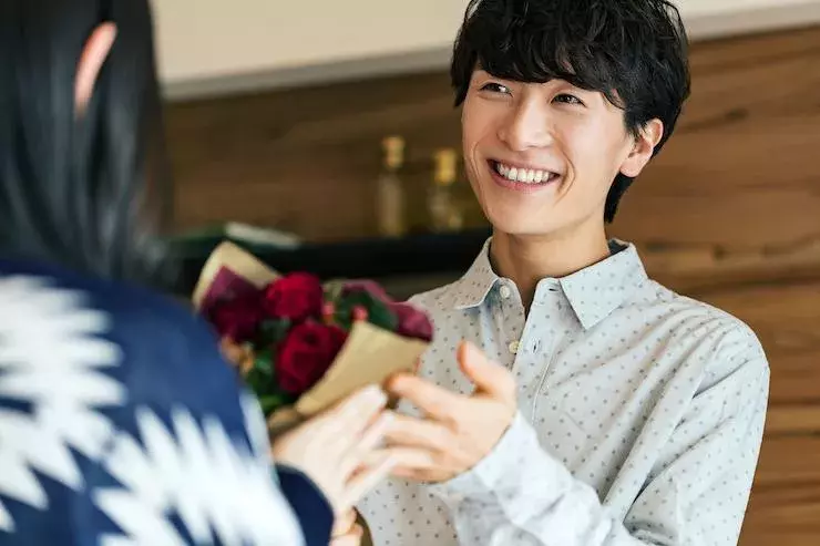 告白のときにプレゼントを渡すのはアリ どんなものがおすすめ ローリエプレス