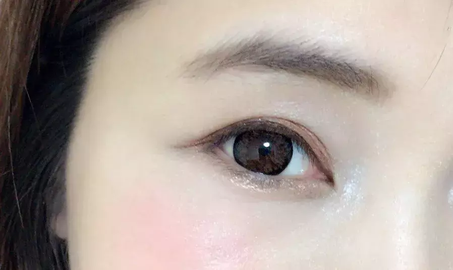 さっとなぞるだけで今風目元に仕上がる Viseeの2wayクレヨンアイカラー ローリエプレス