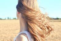 ダメージ大の夏の髪をいたわる “ヘアオイル”を使ったヘアケア方法