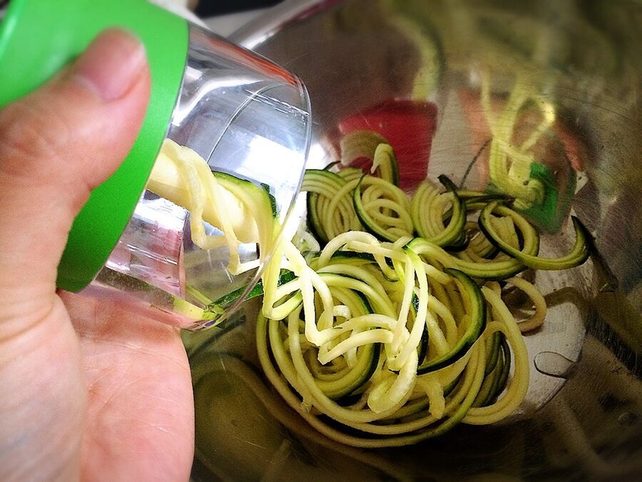 ハンディタイプのカッターで簡単に野菜をヌードル状にカットすることができます！