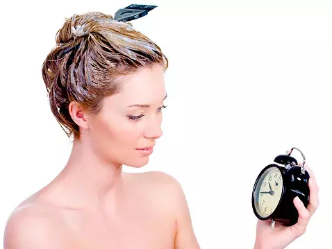市販のヘアカラー剤で髪を染めるときのコツ 部位によって塗布する量を調節しよう ローリエプレス