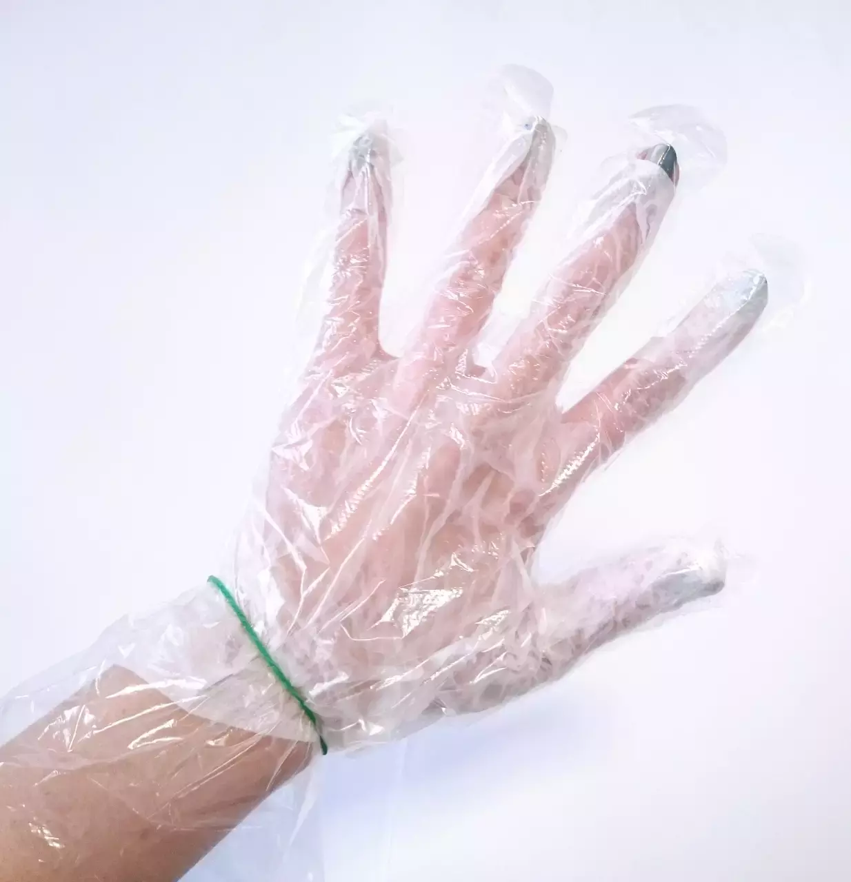 15分鐘搶救換季乾燥手！用不完的化妝水製作「護手膜」，讓你滋潤一整天