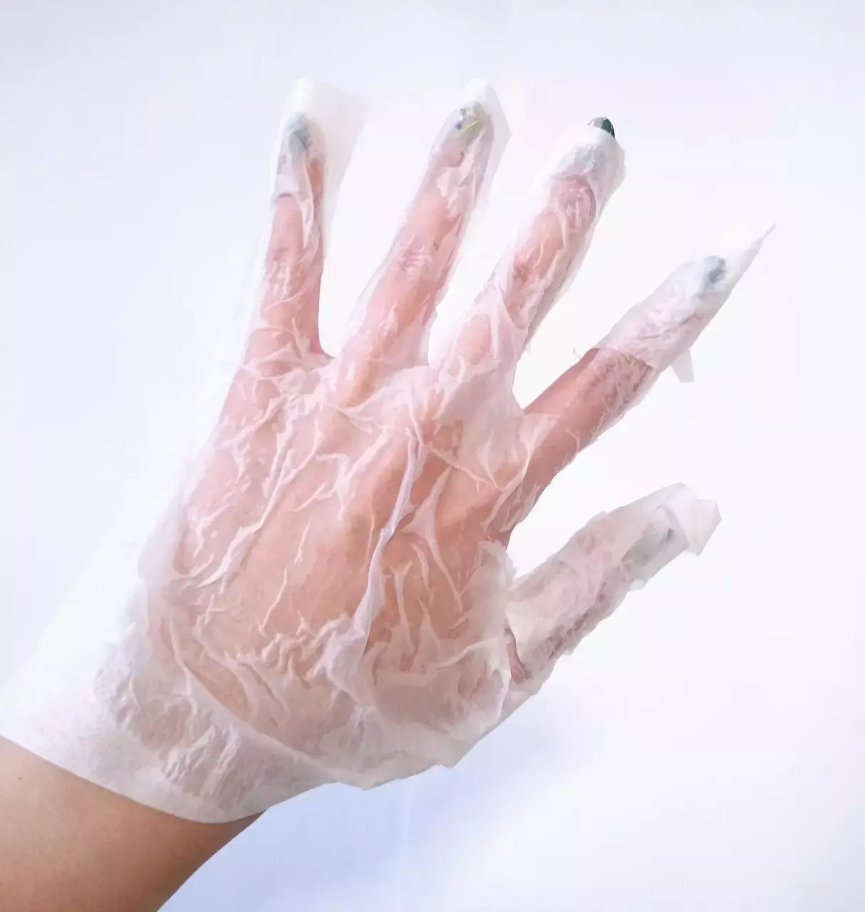 15分鐘搶救換季乾燥手！用不完的化妝水製作「護手膜」，讓你滋潤一整天