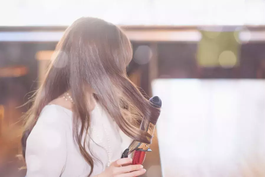 外国人風ラフ巻き髪の作り方 どんな長さでもコテなしでできる超簡単な裏技 ローリエプレス