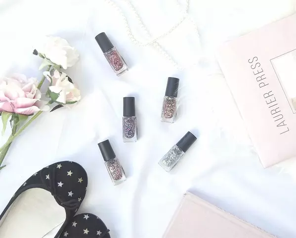 ネイルホリックの新作 パーティーフレーク で超簡単時短ネイル 動画 ローリエプレス