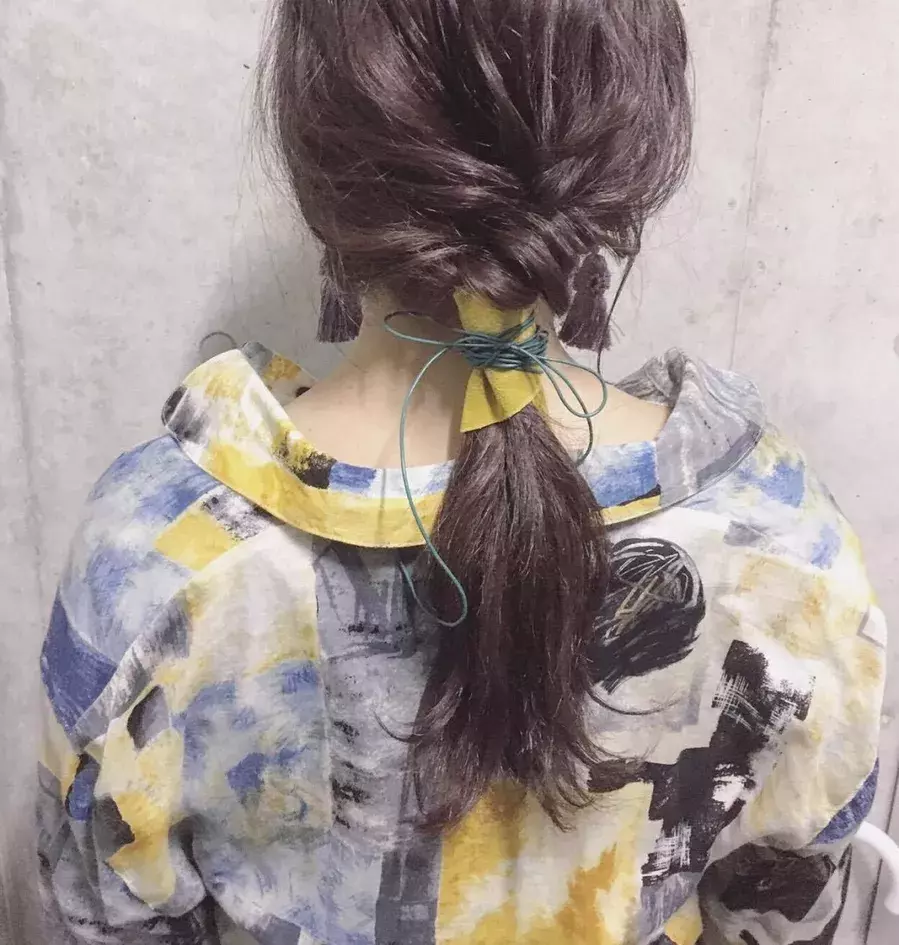 簡単なのに凝って見えるヘアアレンジ 小物使いで一気にかわいく ローリエプレス