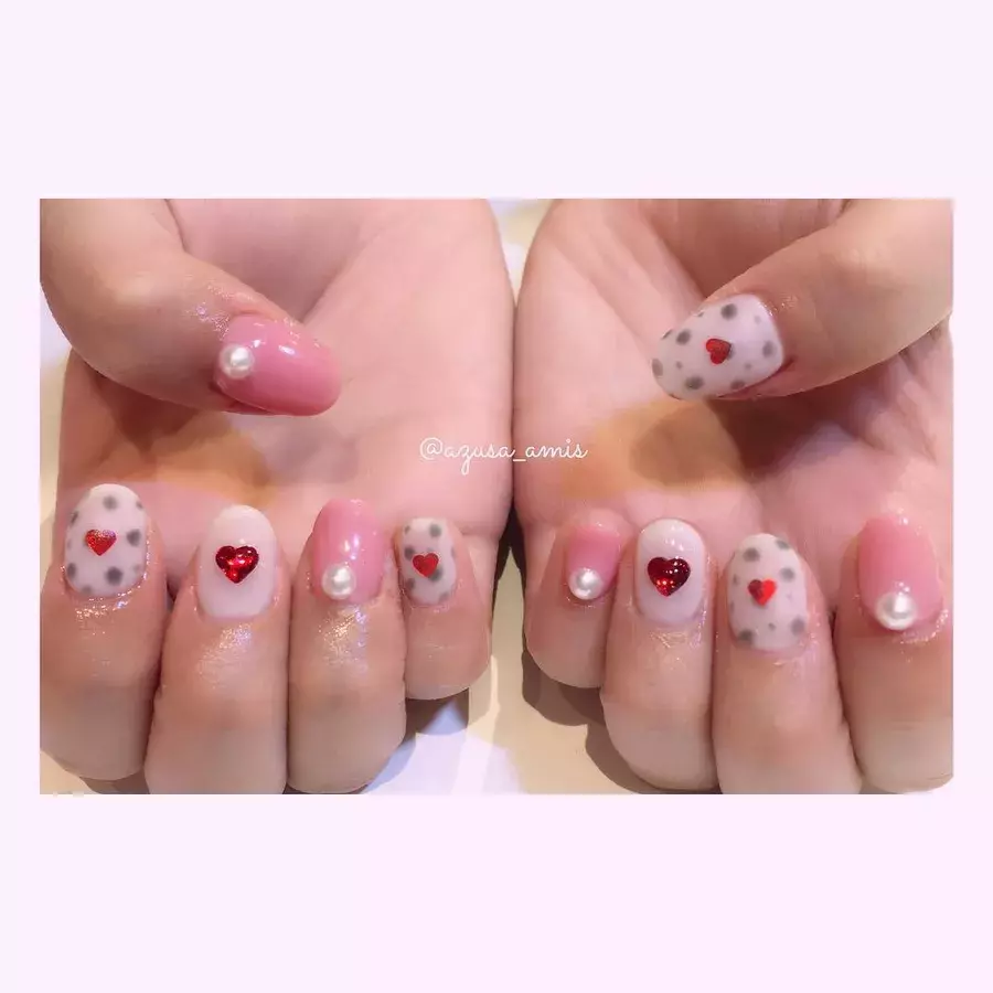 ダルメシアン柄ネイルが流行中 ガーリーでかわいいアニマルネイルに挑戦 ローリエプレス ダルメシアン柄ネイルが流行中 ガーリーでかわいいアニマルネイルに挑戦 ローリエプレス