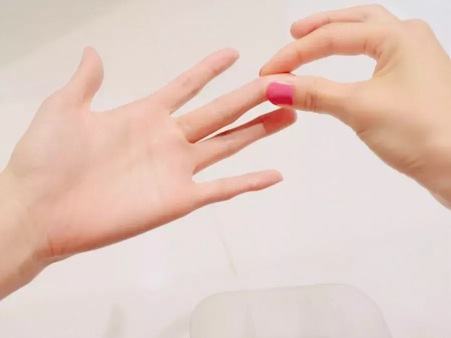 一週間お疲れさま 彼にも喜ばれるハンドマッサージでお疲れモードをリフレッシュ ローリエプレス 一週間お疲れさま 彼にも喜ばれるハンドマッサージでお疲れモードをリフレッシュ ローリエプレス