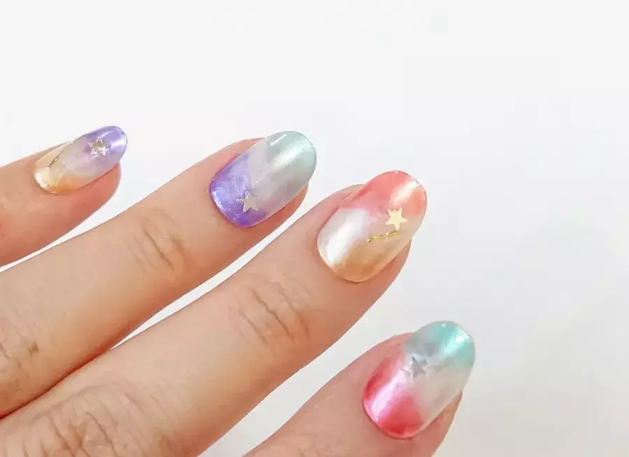 キャンドゥのリキュールネイルが大活躍 簡単レインボーカラーネイル ローリエプレス