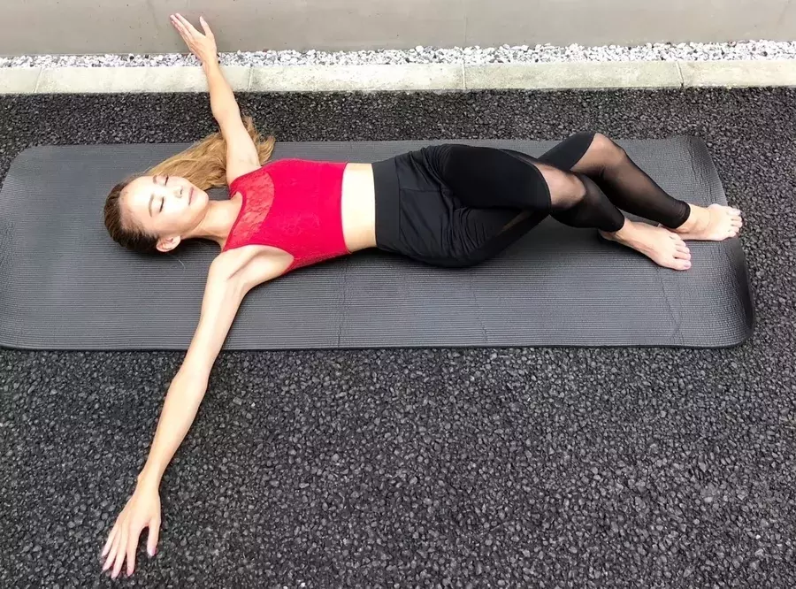 寝ながらできちゃう ウエスト周りをねじるヨガのポーズ 静加yoga ローリエプレス