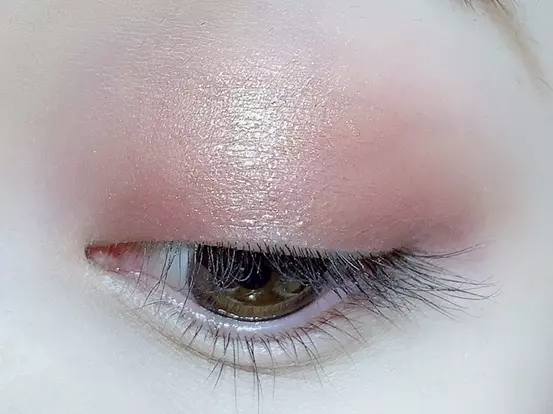 手持ちのリップを活用 アイメイクのバリエーションを増やす驚きテク ローリエプレス