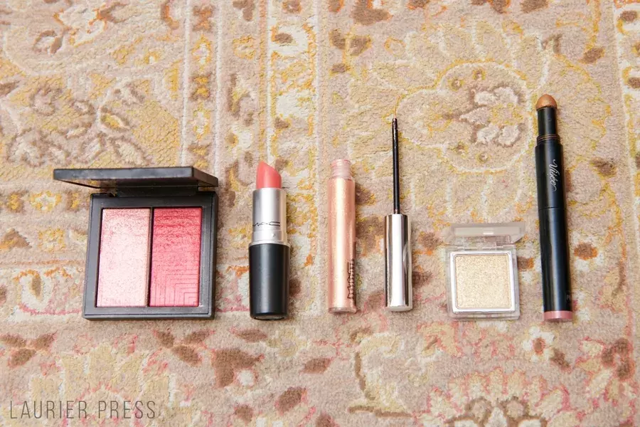 ラメシャドウが主役のクリスマスデートメイク ピンクリップでモテ顔に ローリエプレス