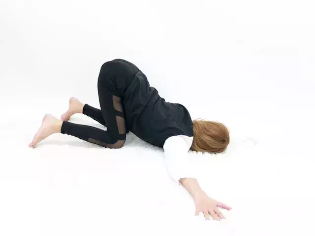 肩凝りや猫背に効果的 上半身をゆるっとほぐすポーズ 静加yoga ローリエプレス