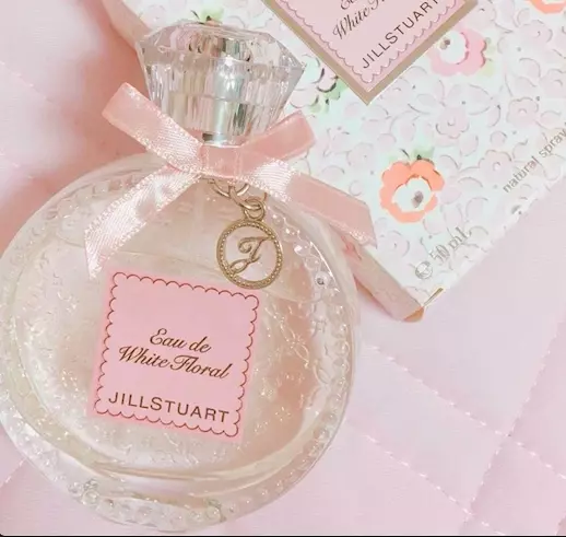 本当におすすめしたい香水10選まとめ 香りのおしゃれは女の子の基本です ローリエプレス