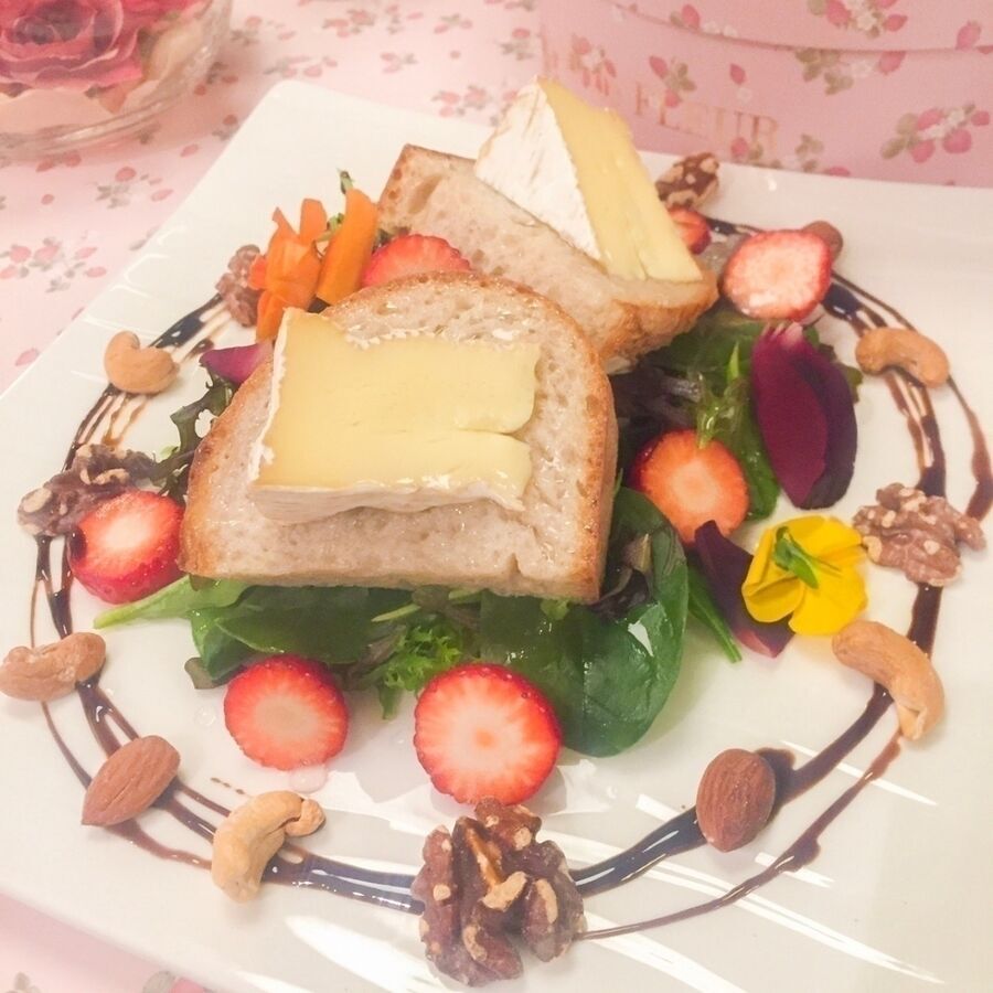 ノルマンディ産カマンベールチーズといちごのサラダ　1800円