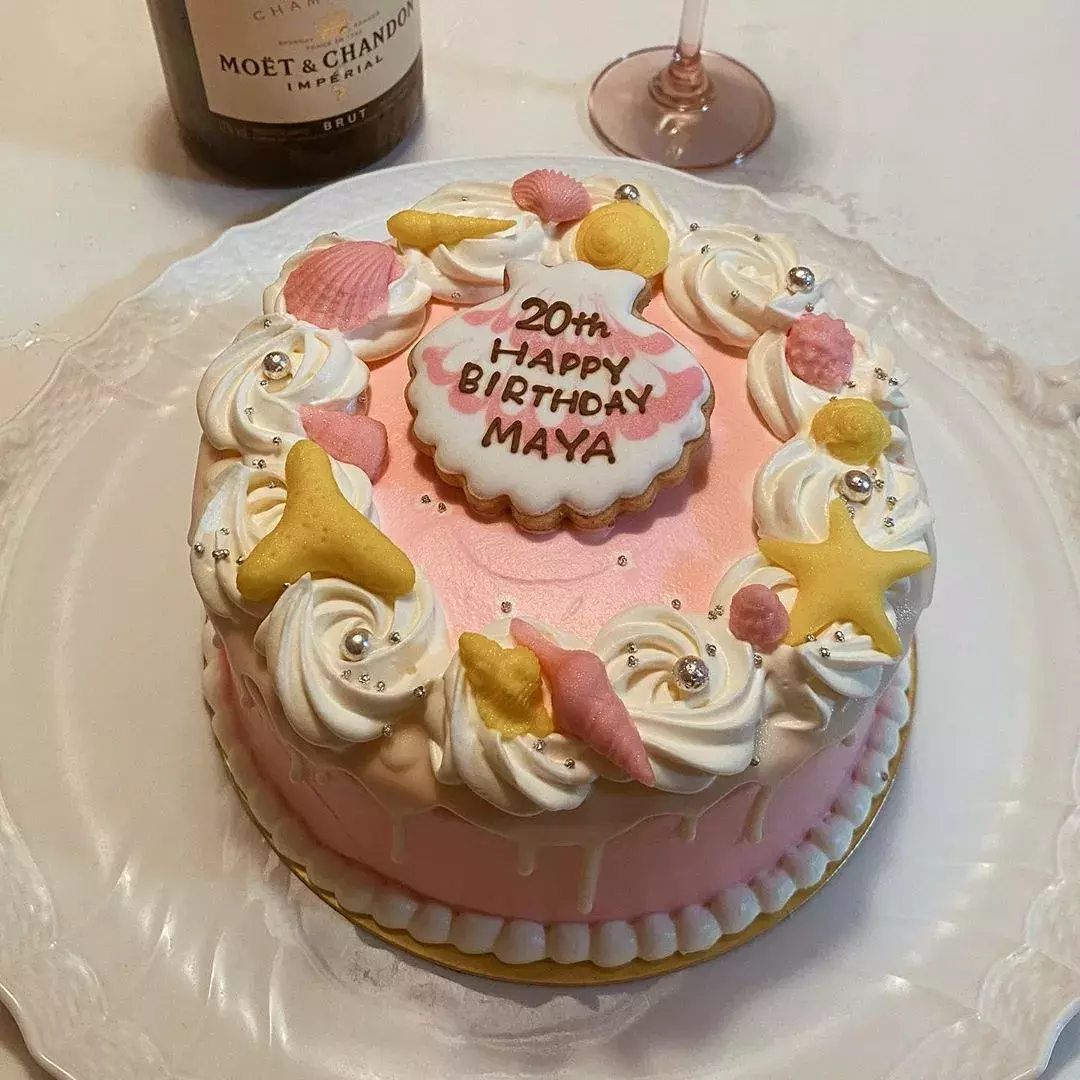 バースデーパーティしよう 友だちの誕生日に頼みたいオーダーメイドできるバースデーケーキ ローリエプレス