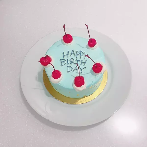 バースデーパーティしよう 友だちの誕生日に頼みたいオーダーメイドできるバースデーケーキ ローリエプレス