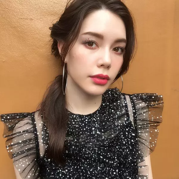 小顔に見える フープピアス のアカぬけコーデ ローリエプレス