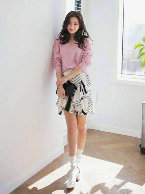 ピンクと白色のvネックニットで春の大人かわいいデートコーデの完成 ローリエプレス ピンクと白色のvネックニットで春の大人かわいいデートコーデの完成 ローリエプレス