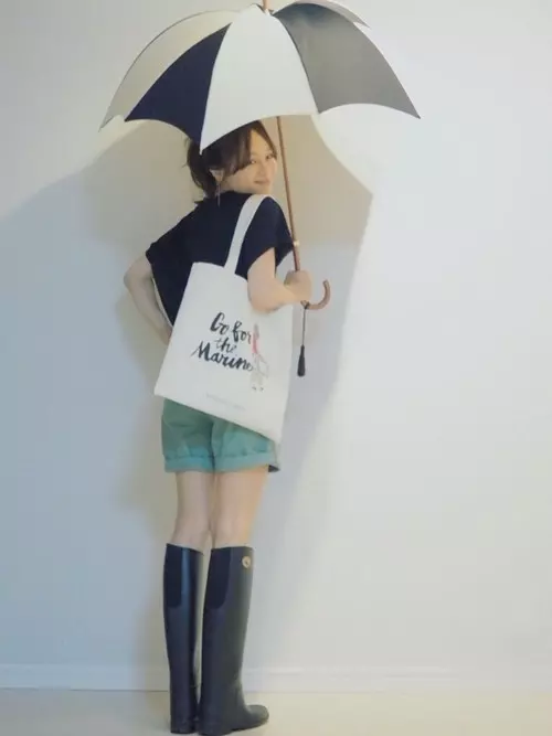 雨の日でもかわいくいられるモテコーデ 梅雨に役立つファッションアイデア ローリエプレス