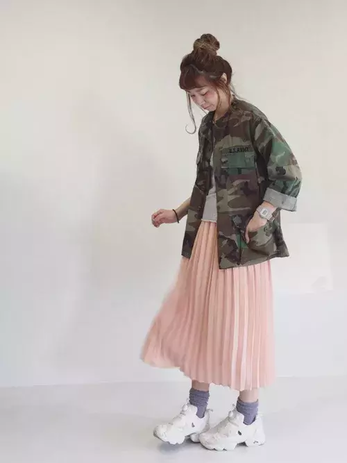 彼とのおそろコーデにおすすめのスニーカー インスタポンプフューリー で夏コーデ ローリエプレス