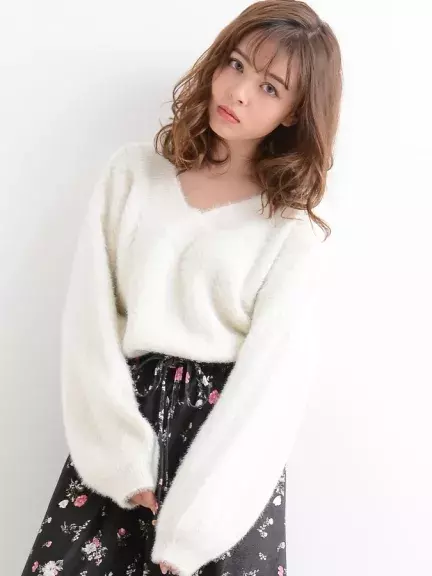 脱いだらドキっ 恋を呼ぶ おフェロ ニットでアウター下も抜かりなく ローリエプレス 脱いだらドキっ 恋を呼ぶ おフェロ ニットでアウター下も抜かりなく ローリエプレス