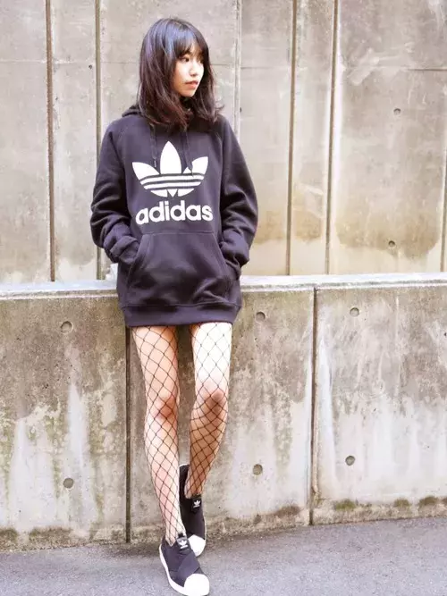 地味になりがちな冬コーデは網タイツで色っぽくチェンジ ローリエプレス