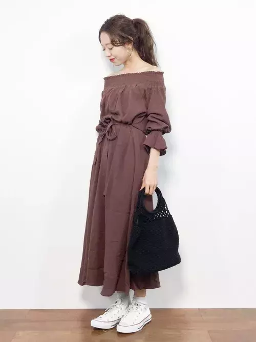 男子ウケ抜群の オフショル コーデで 冬もさりげなく肌見せ ローリエプレス