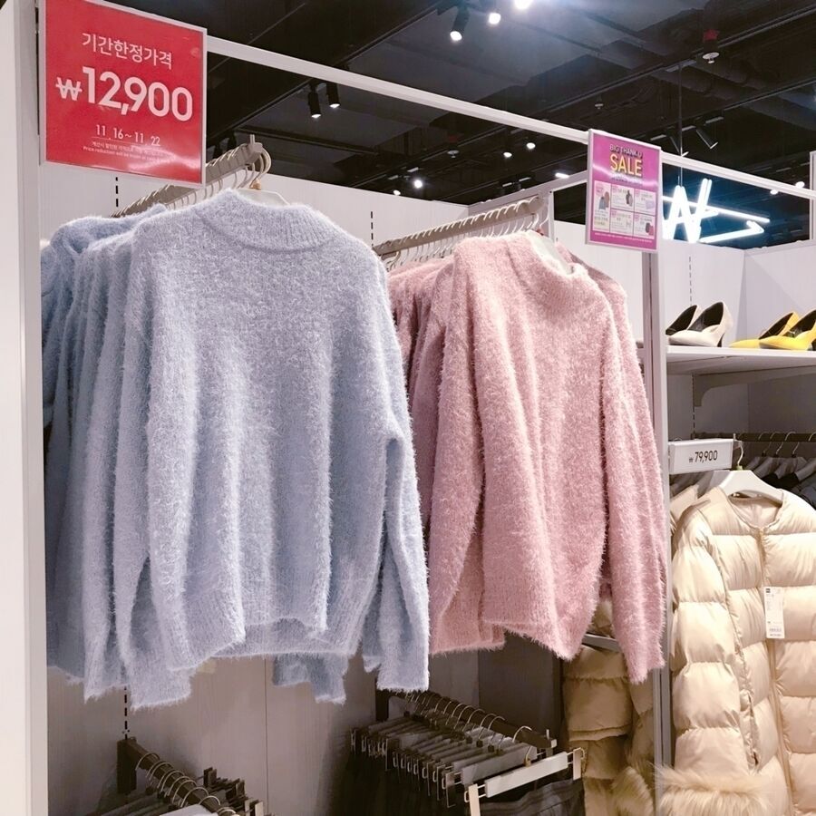 「フェザーヤーンセーター」 12900ウォン（約1290円）