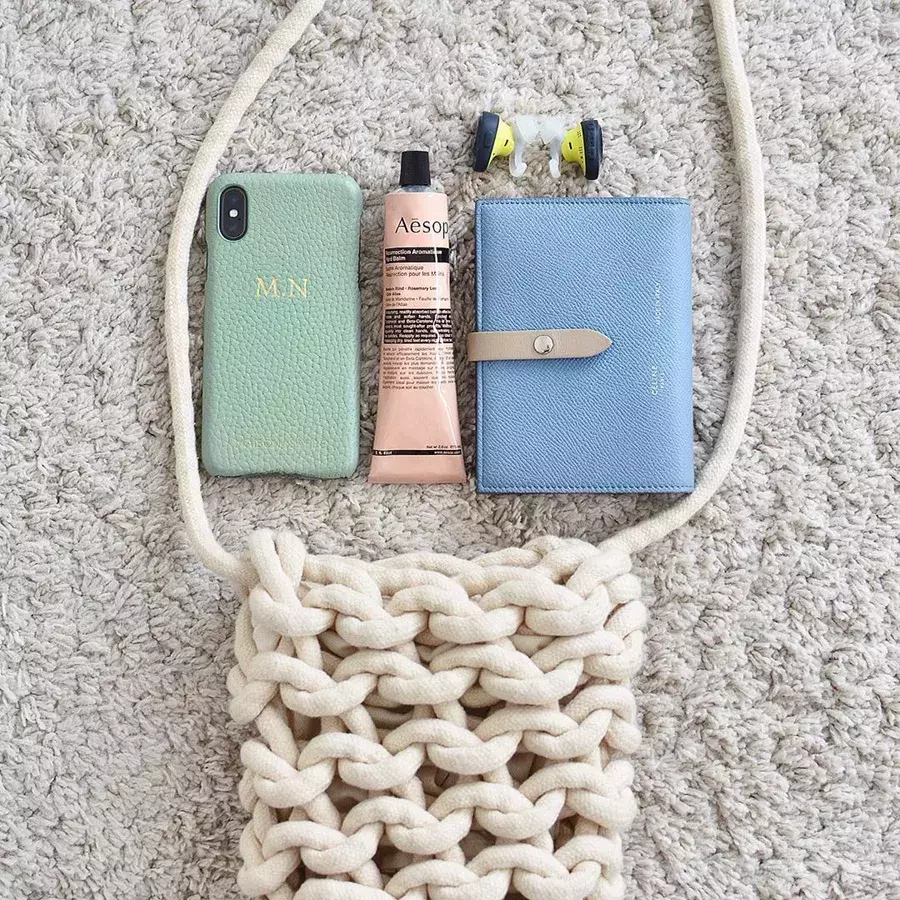 おしゃれ上級者さんのミニバッグの中身を調査 ミニマリストがバッグに入れている 5つの必需品 ローリエプレス