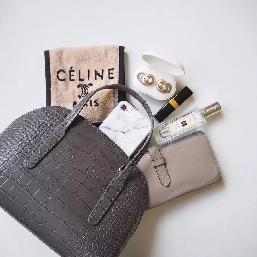 おしゃれ上級者さんのミニバッグの中身を調査 ミニマリストがバッグに入れている 5つの必需品 ローリエプレス