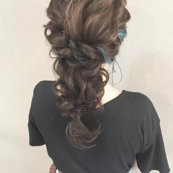 バックスタイルがかわいい 編みおろしヘアアレンジで即おしゃれの完成 ローリエプレス