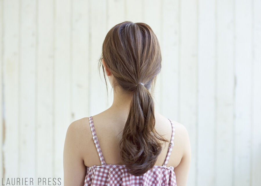 水着に似合うヘアアレンジ♡　くるりんぱと三つ編みで“シニヨン”の完成！の7枚目の画像