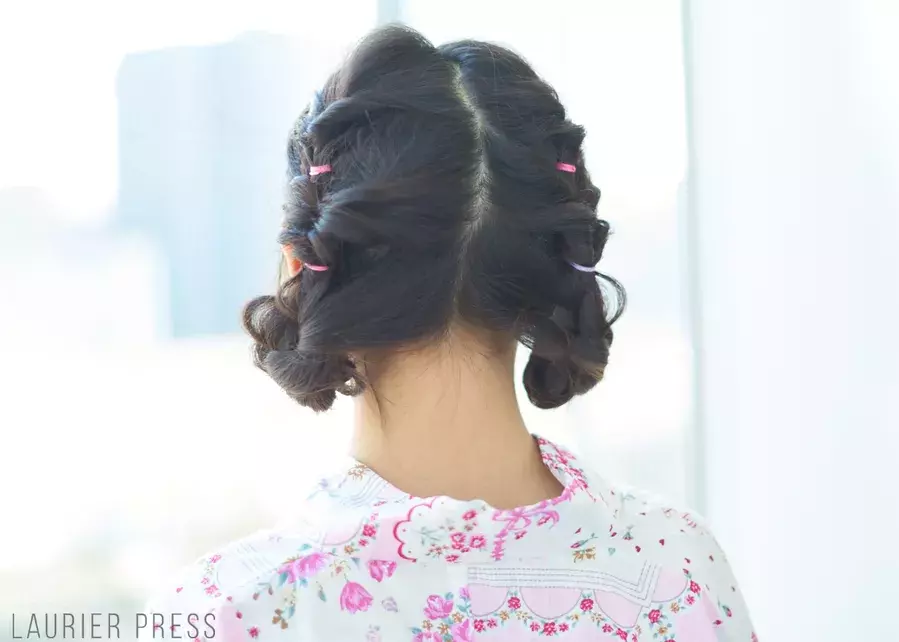 浴衣に似合うヘアアレンジ動画 ガーリー派のためのツインまとめ髪 ローリエプレス 浴衣に似合うヘアアレンジ動画 ガーリー派のためのツインまとめ髪 ローリエプレス