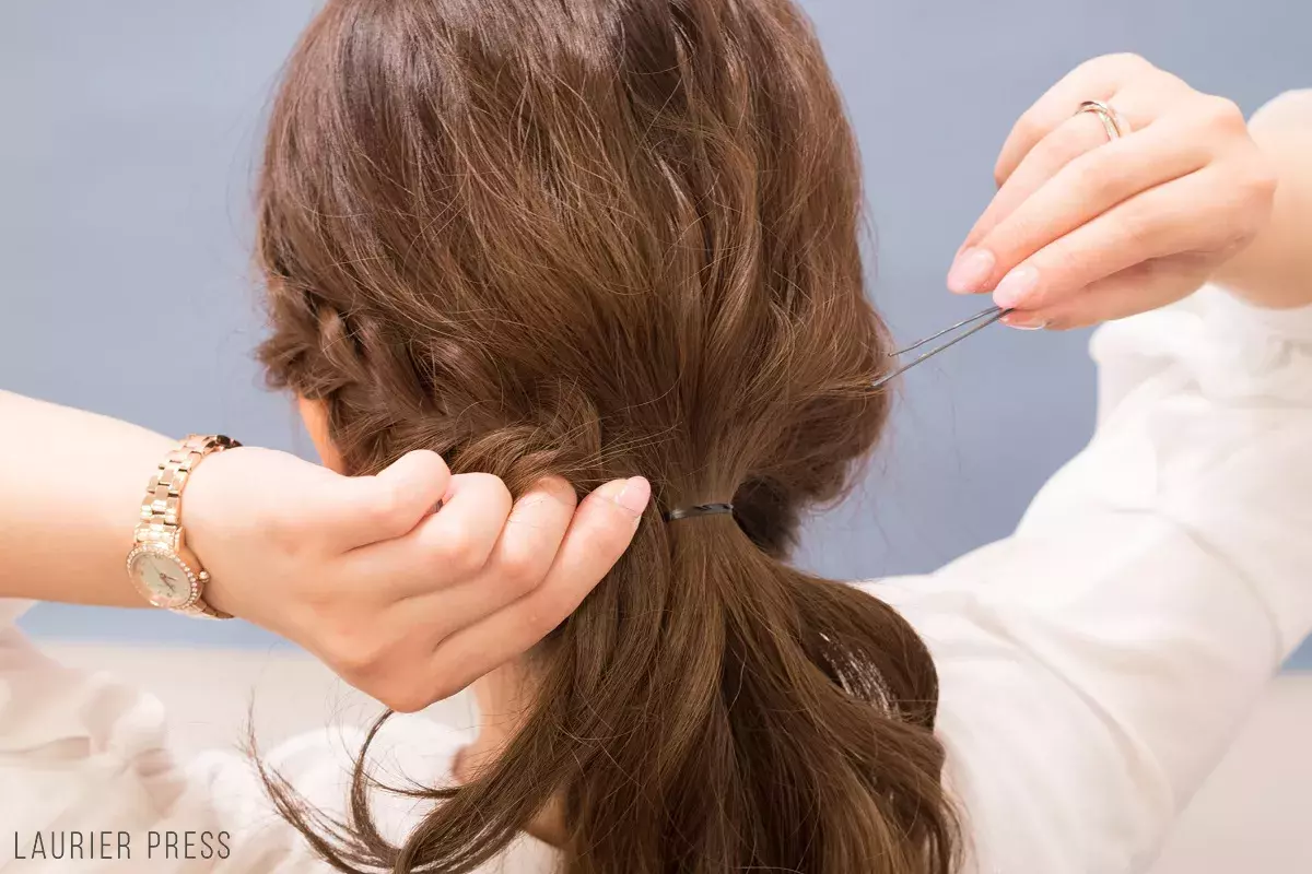 お団子ヘアのマンネリ解消 サイド編み込みで横顔美人に ローリエプレス