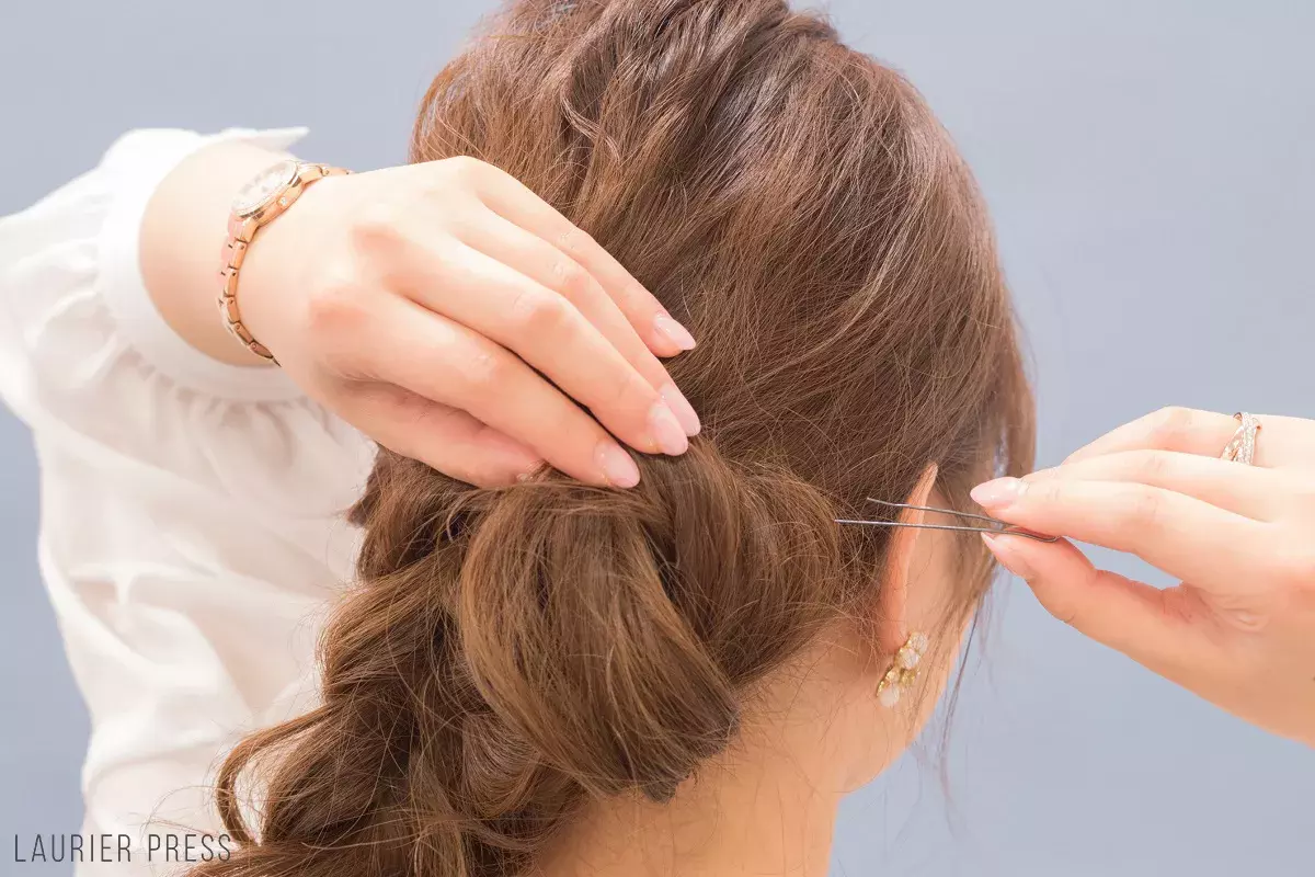 お団子ヘアのマンネリ解消 サイド編み込みで横顔美人に ローリエプレス