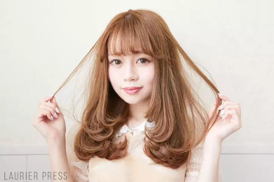 抜け感前髪 ふわふわヘアの巻き方講座 天使の羽 がモテヘアの秘密 ローリエプレス