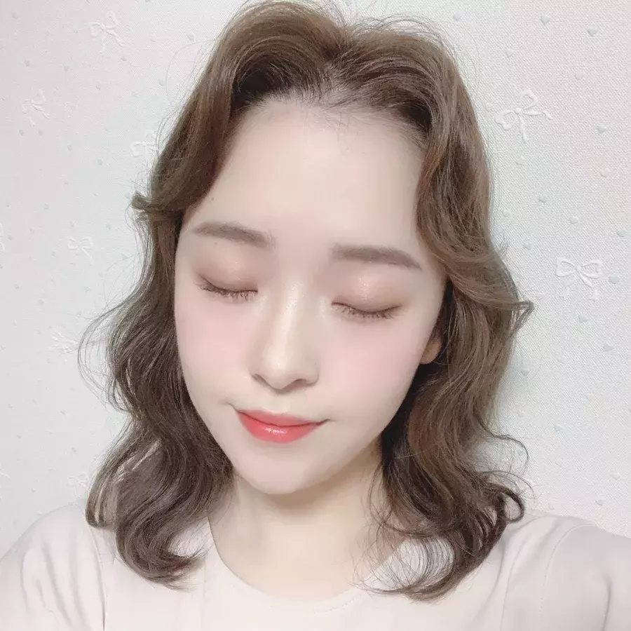 短くてもできる センター分け前髪ヘアのやり方 おしゃれ女子力がアップするセンターパートを極めよう ローリエプレス 短くてもできる センター分け前髪ヘアのやり方 おしゃれ女子力がアップするセンターパートを極めよう ローリエプレス