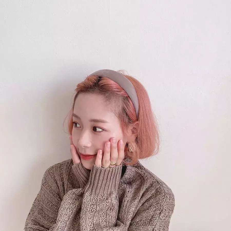 太めカチューシャがおしゃれすぎる 似合わせヘア 前髪アレンジ 秋冬コーデの組み方特集 ローリエプレス