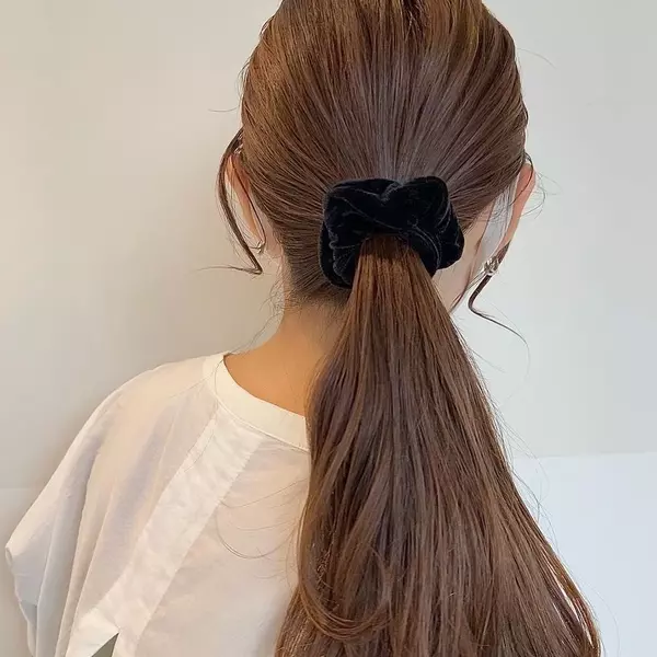 冬のかんたんモテヘアアレンジ特集 シュシュ カチューシャの質感チェンジでおしゃれ度アップ ローリエプレス