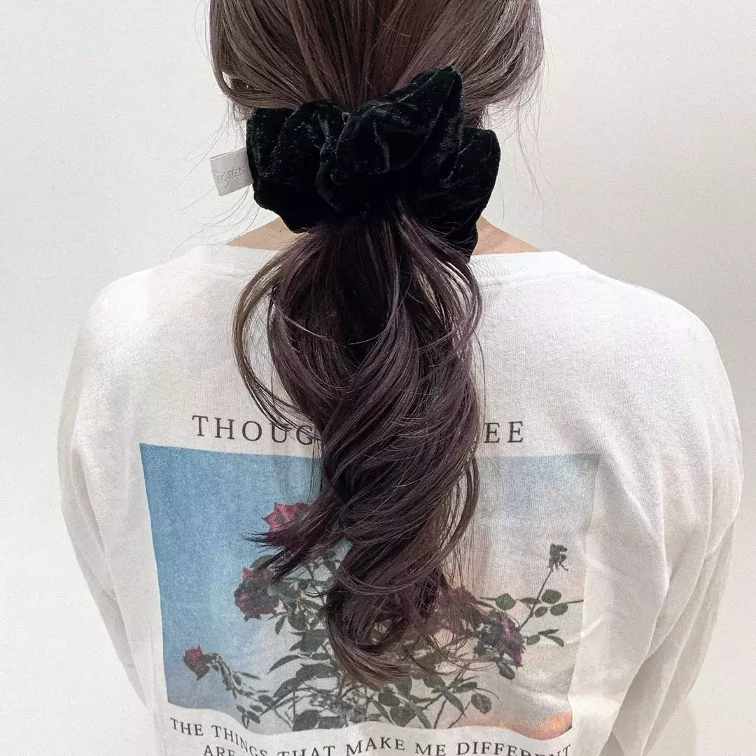 冬のかんたんモテヘアアレンジ特集 シュシュ カチューシャの質感チェンジでおしゃれ度アップ ローリエプレス