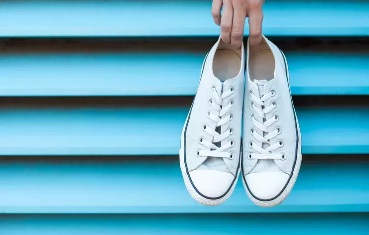 汗や湿気でくさくなったスニーカーのニオイがとれる簡単消臭法 ローリエプレス